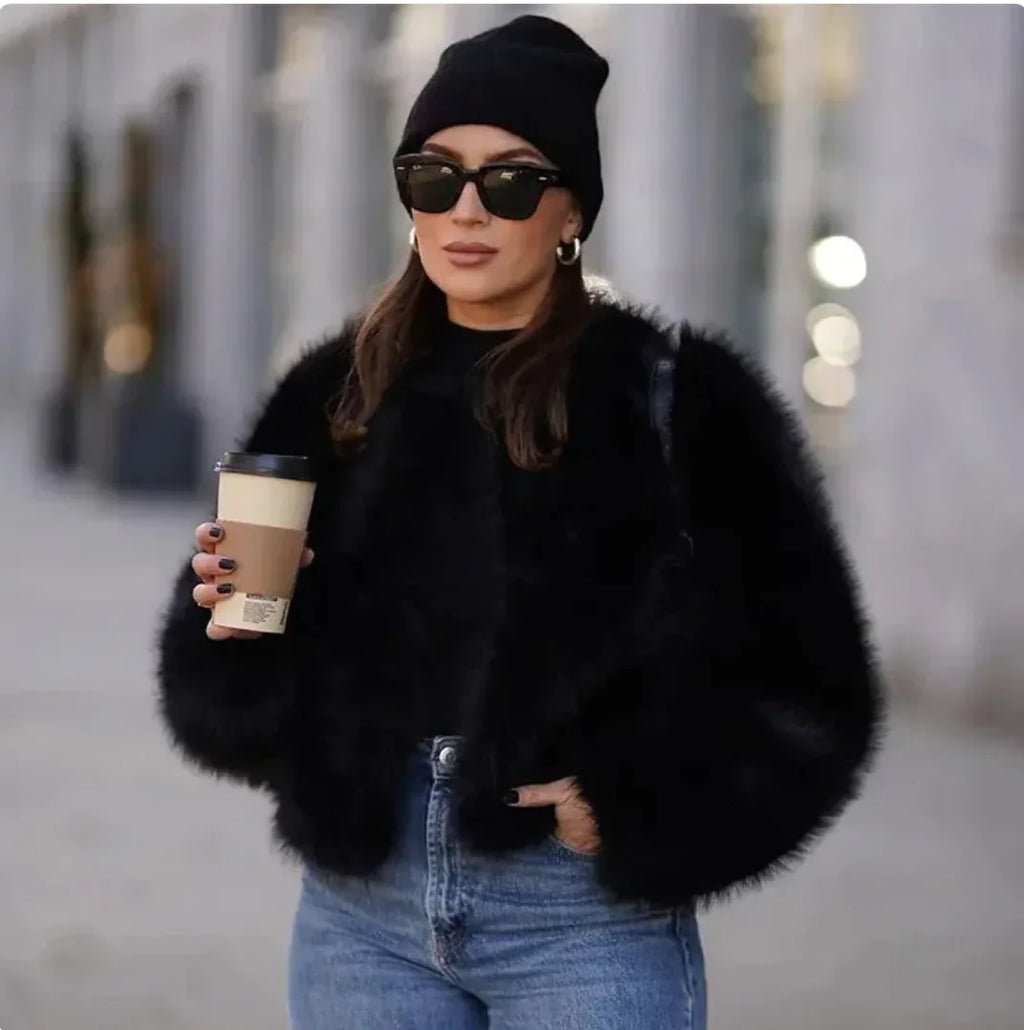 Casaco Curto de Pele Tokas - Elegância Casual Feminina