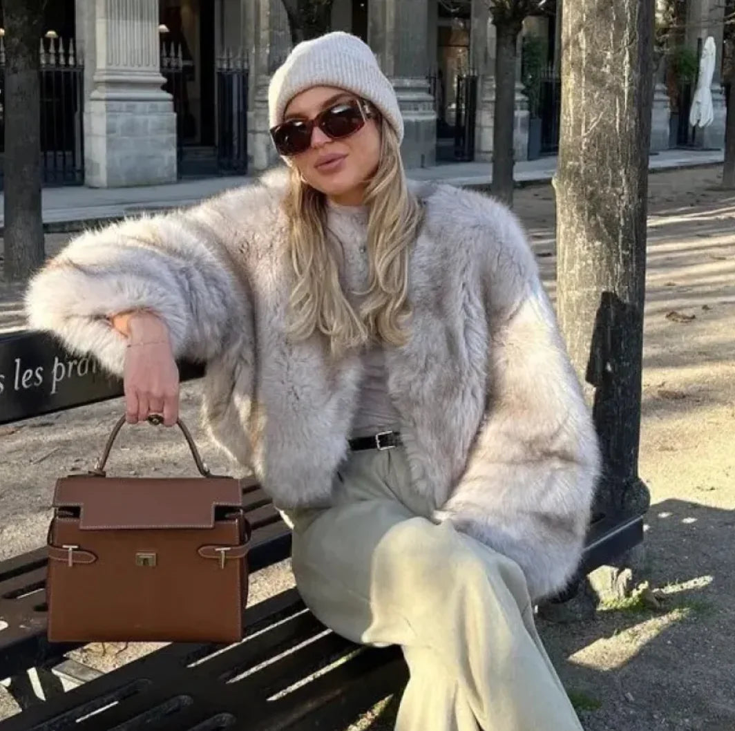 Casaco Curto de Pele Tokas - Elegância Casual Feminina